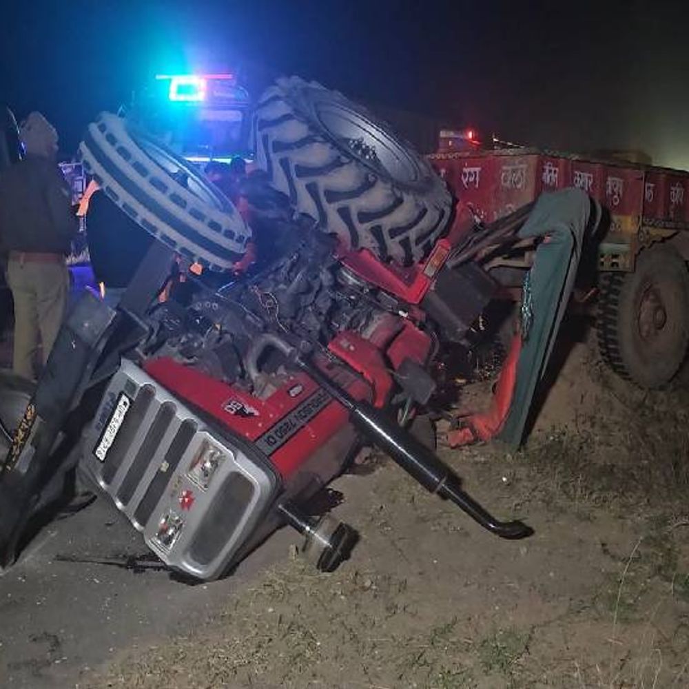 झांसी में ट्रैक्टर-टॉली पलटी, महिला की मौत, 13 घायल:बेटा होने की खुशी में मंदिर में घंटा चढ़ाकर लौट रहे थे, नशे में था ड्राइवर