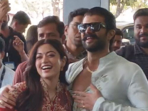 पहली बार पति के साथ दिखीं 'पुष्पा' की हीरोइन:उदयपुर एयरपोर्ट पर फैंस को दिया फ्लाइंग किस, सिर झुकाकर थैंक्स कहा, हैदराबाद में होगा रिसेप्शन