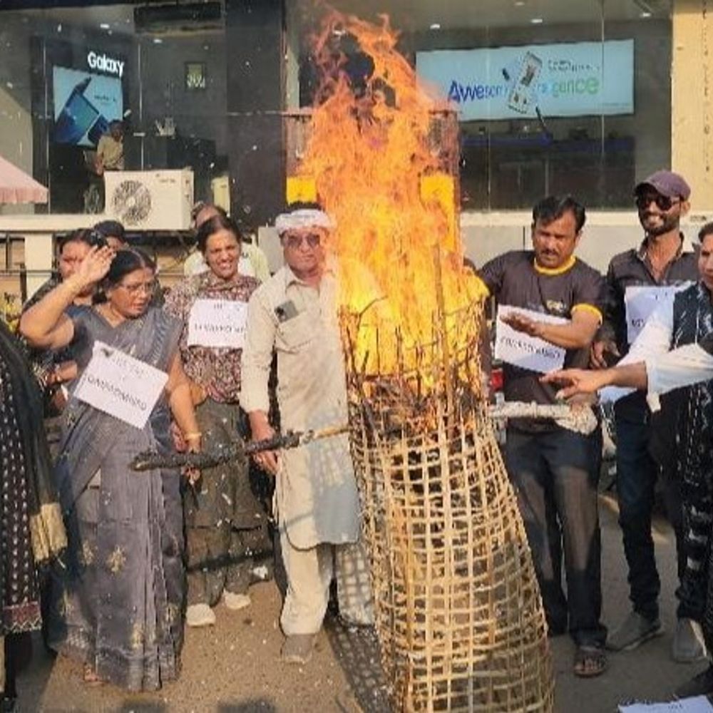 महिला कांग्रेस ने मंत्री हरदीप पुरी का पुतला फूंका:  शहर अध्यक्ष बोलीं- एपस्टीन फाइल्स में नाम आया, अंतरराष्ट्रीय स्तर पर देश की छवि बिगड़ी – Khandwa News