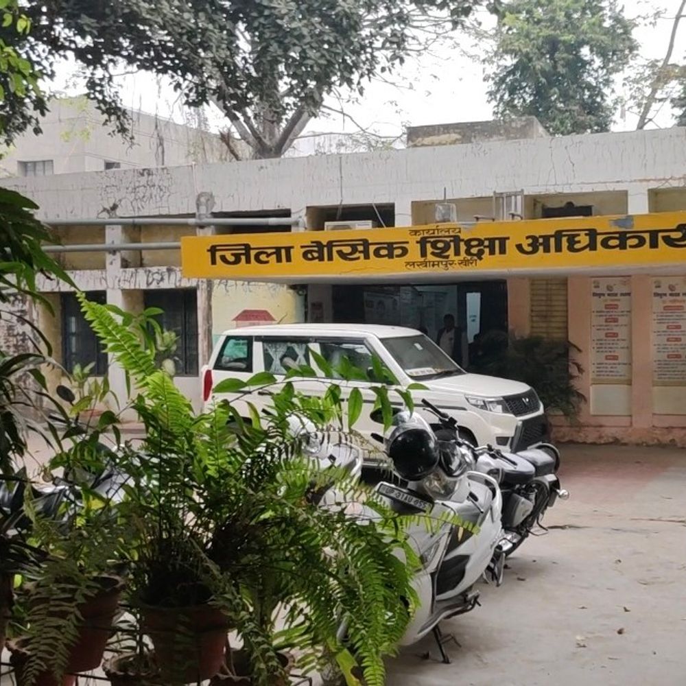 छात्राओं से अश्लील हरकत के आरोप में शिक्षक निलंबित:लखीमपुर-खीरी में पॉक्सो एक्ट में मुकदमा दर्ज, पुलिस आरोपी की तलाश में