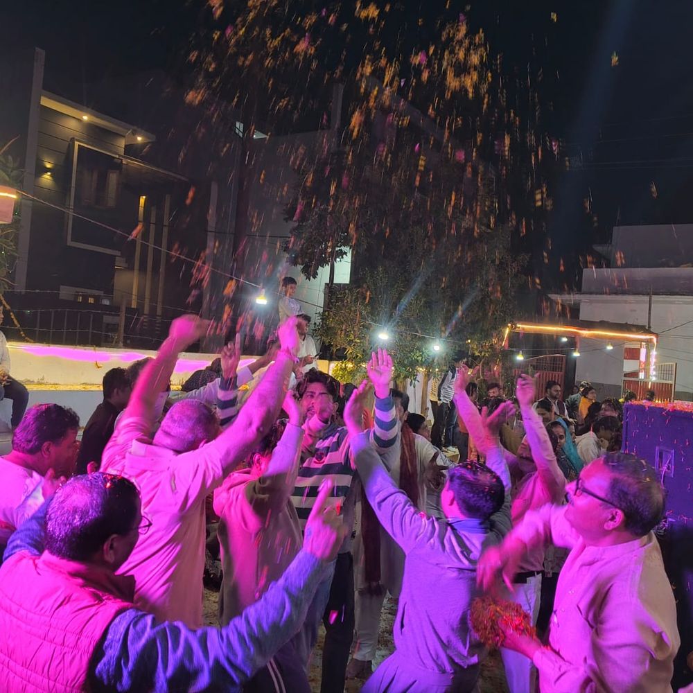 बिजनौर सनातन मंदिर में रंग एकादशी पर फूलों की होली:गुलाब और गेंदा की पंखुड़ियों से सजा सनातन मंदिर, भक्तों ने मनाई श्याम संग होली, भक्तिमय उत्सव