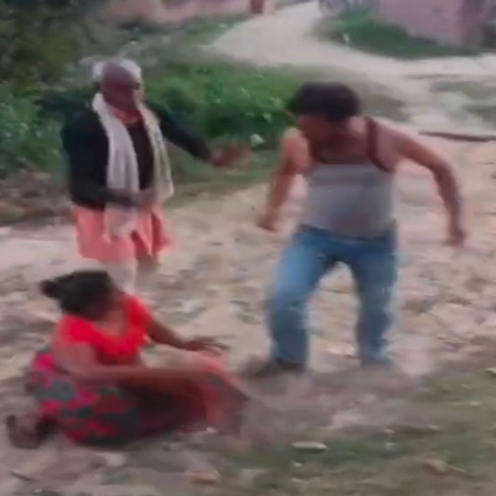 शाहजहांपुर में दबंगों ने व्यक्ति को चप्पलों से पीटा:बचाने आई पत्नी पर भी हमला, पुरानी रंजिश में हुई मारपीट