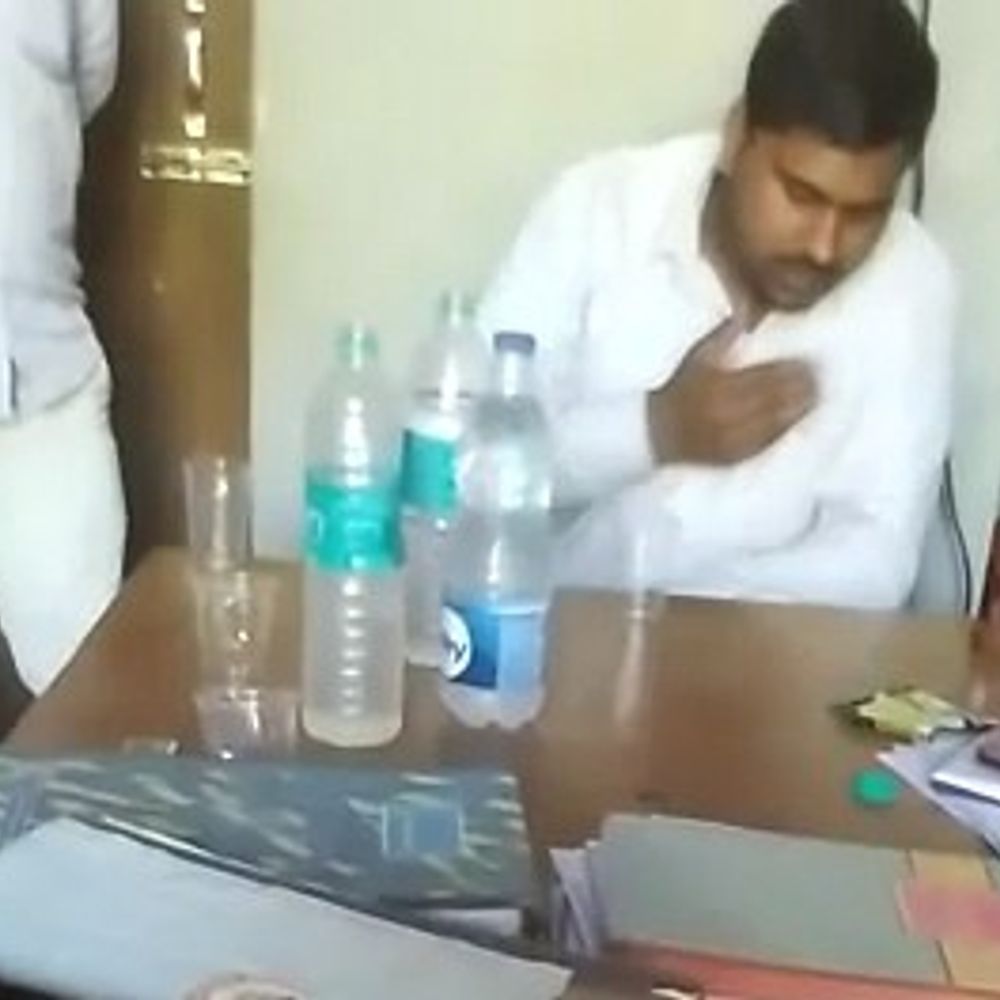 आजमगढ़ में SDM चेंबर में जाम छलकाने का वीडियो:18 फरवरी को बनाया गया वीडियो अब हो रहा वायरल, हटाया गया कंप्यूटर ऑपरेटर