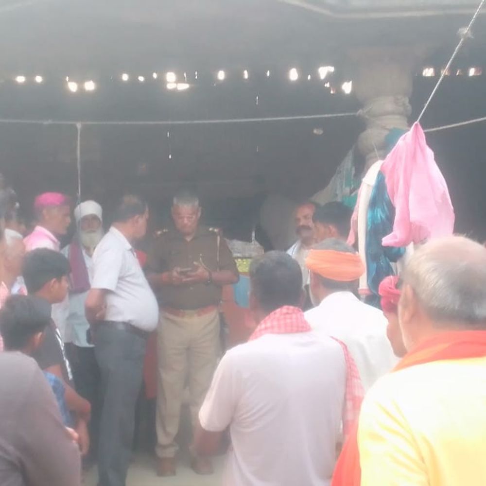 आजमगढ़ में फंदे से लटक कर युवक ने दी जान:1 माह पहले पत्नी ने किया था सूरत में सुसाइड, 2 साल पहले किया था लव मैरिज