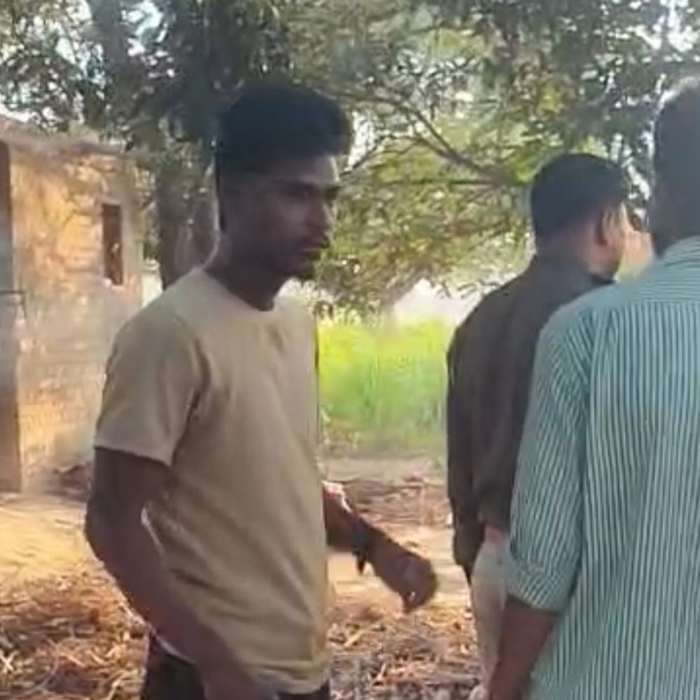 बदायूं में वन विभाग ने पकड़े अमरोहा के शिकारी:दो जिंदा, एक मृत जंगली सूअर और पिकअप वाहन बरामद