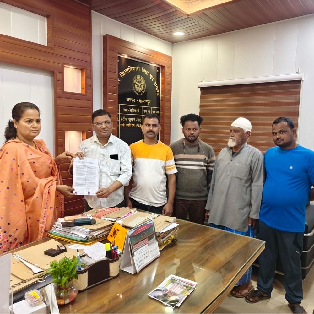 बलरामपुर में मीट व्यापारियों पर सख्ती की शिकायत:समाजवादी मजदूर सभा ने एडीएम को सौंपा ज्ञापन