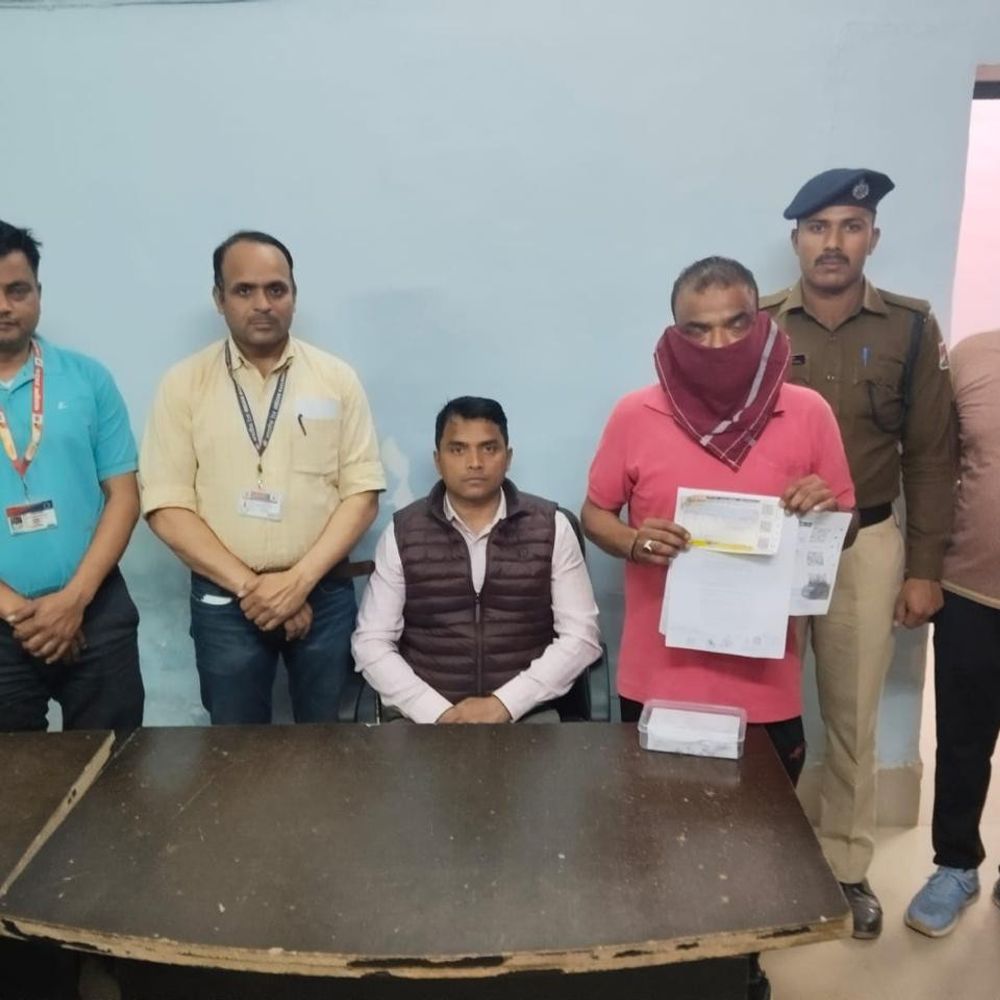 सुल्तानपुर में रेलवे टिकट दलाल गिरफ्तार:वाराणसी CIB टीम ने पकड़ा, 200 से 300 रुपये अधिक लेकर उपलब्ध कराता था टिकट