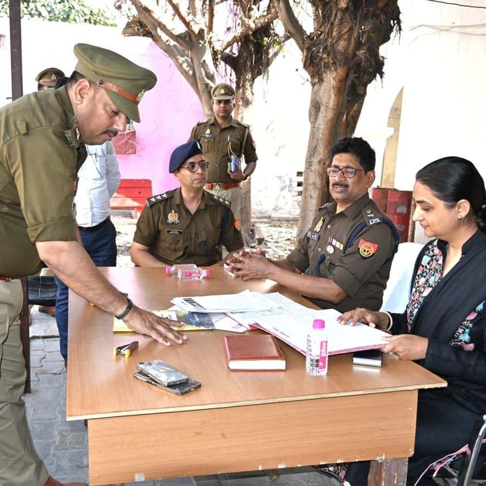 जिलाधिकारी-SSP ने सुनीं जनसमस्याएं:बुलंदशहर के थाना समाधान दिवस पर शिकायतों का निस्तारण किया