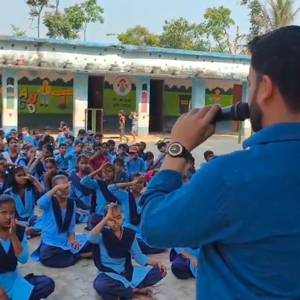 बच्चों को सूर्य नमस्कार-ताड़ासन और वृक्षासन का अभ्यास कराया:कटिहार में 'सुरक्षित शनिवार' कार्यक्रम आयोजित