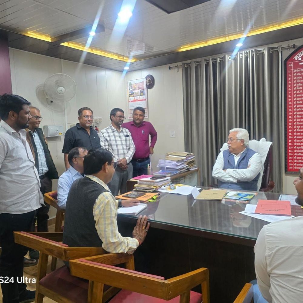 पौली ब्लॉक कांड मामले में कर्मचारी संगठनों ने खोला मोर्चा:संतकबीर नगर में फर्जी मुकदमे के विरोध में सीडीओ को सौंपा ज्ञापन