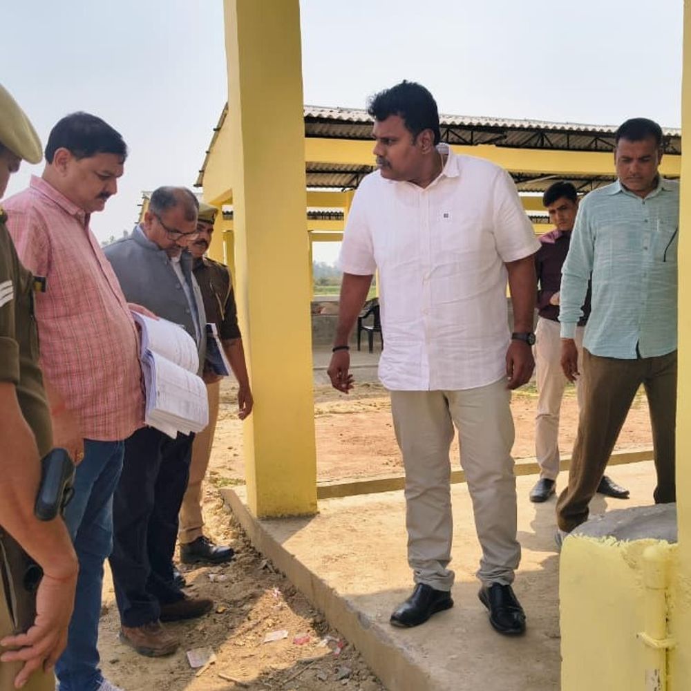 सीतापुर में डीएम ने गौसंरक्षण केंद्र का निरीक्षण किया:सड़क निर्माण न होने पर जताई नाराजगी, पेयजल; चारा की व्यवस्था को परखा