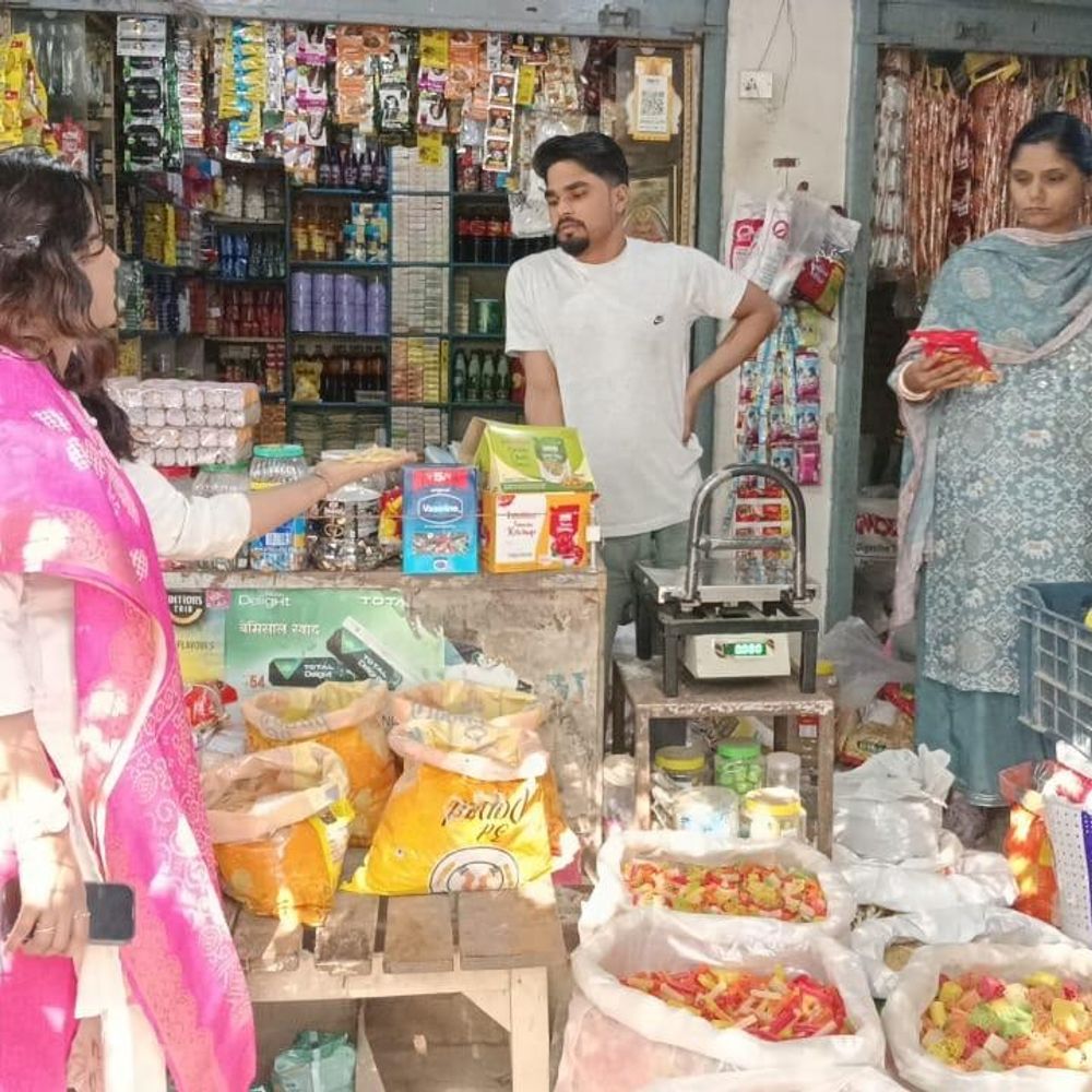 होली पर नमकीन-चिप्स की बढ़ी मांग:बाराबंकी के बाजारों में उमड़ी खरीदारों की भीड़