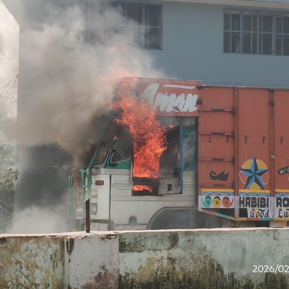 पीलीभीत में बड़ा हादसा टला:शुगर मिल के बाहर ट्रक में लगी आग, चालक ने कूदकर बचाई जान