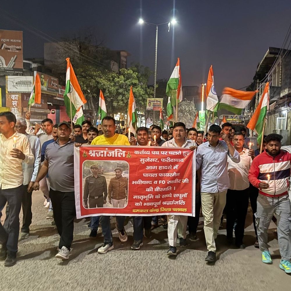 पलवल में 2 फायरकर्मियों की मौत पर कैंडल मार्च:  फरीदाबाद अग्निकांड में गंवाई जान; साथियों ने दी श्रद्धांजलि, शहीद का दर्जा मांगा – Palwal News