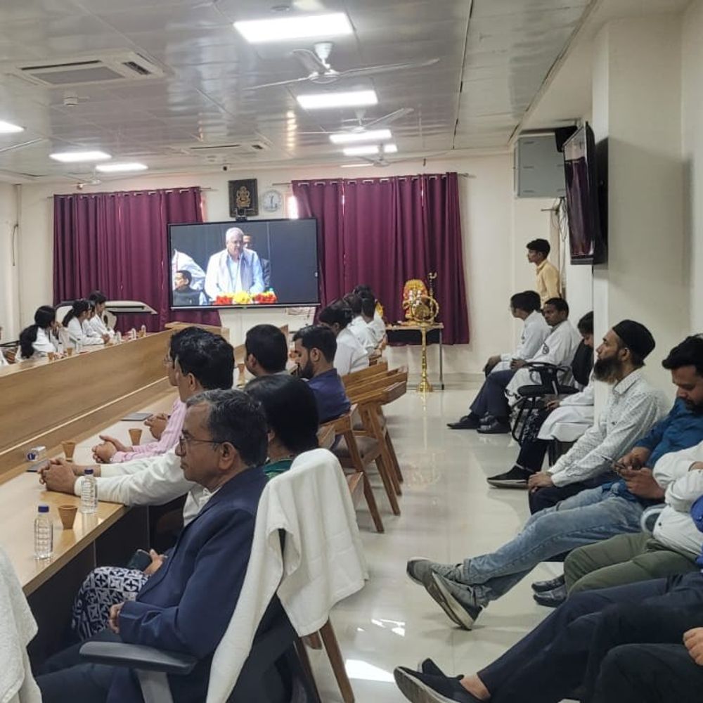 प्रदेश सरकार ने एचपीवी टीकाकरण अभियान किया शुरू:किशोरियों को सर्वाइकल कैंसर से बचाएगी, देवरिया में हुआ आयोजन