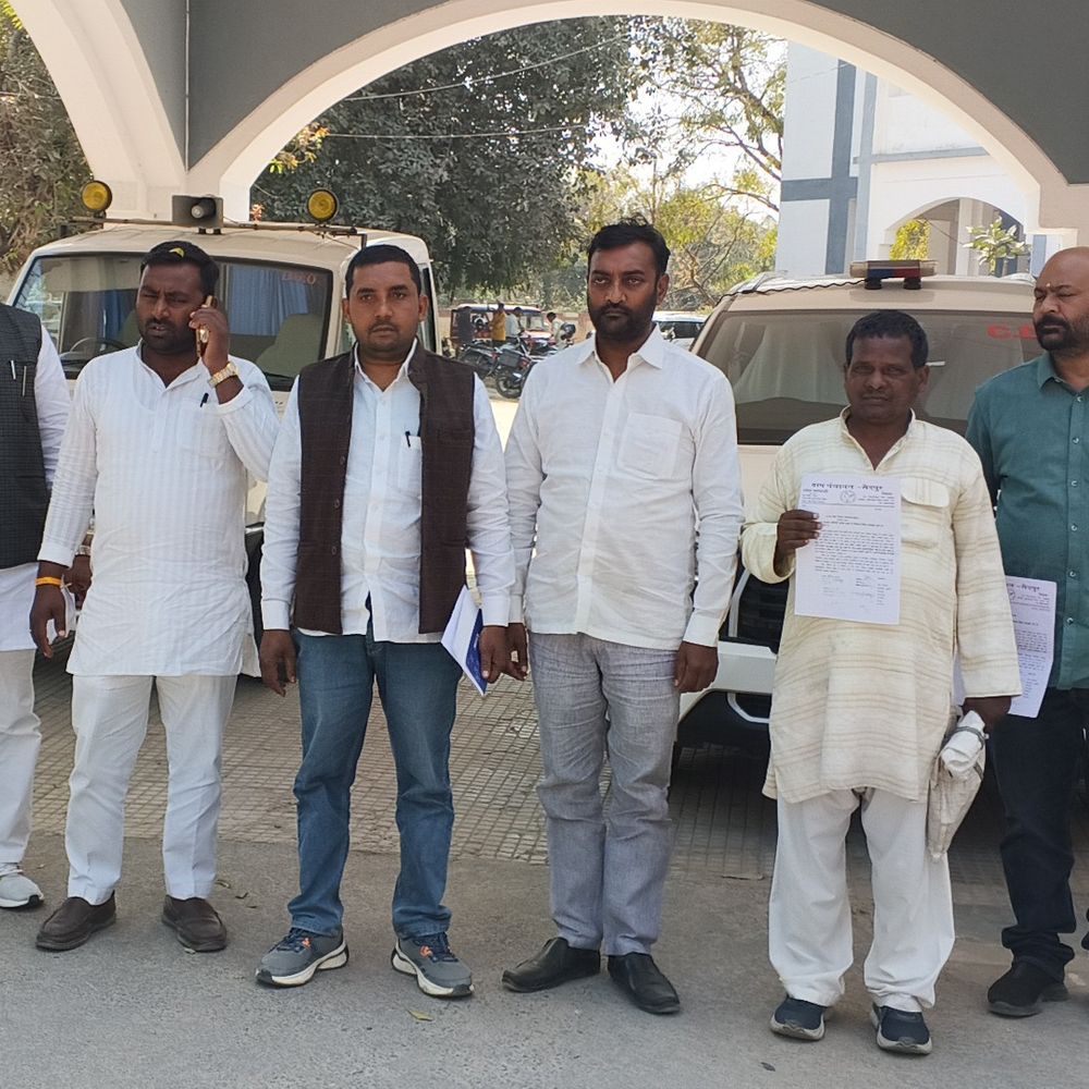 मऊ में ग्राम पंचायत सचिव के खिलाफ प्रदर्शन:प्रधानों ने गाली-गलौज और वित्तीय अनियमितता का आरोप लगाया, CDO से की शिकायत