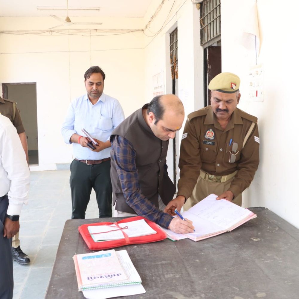 प्रतापगढ़ DM ने EVM वेयरहाउस का निरीक्षण किया:रिकॉर्डिंग व्यवस्था और 24 घंटे निगरानी की स्थिति जांची, दिए दिशा-निर्देश