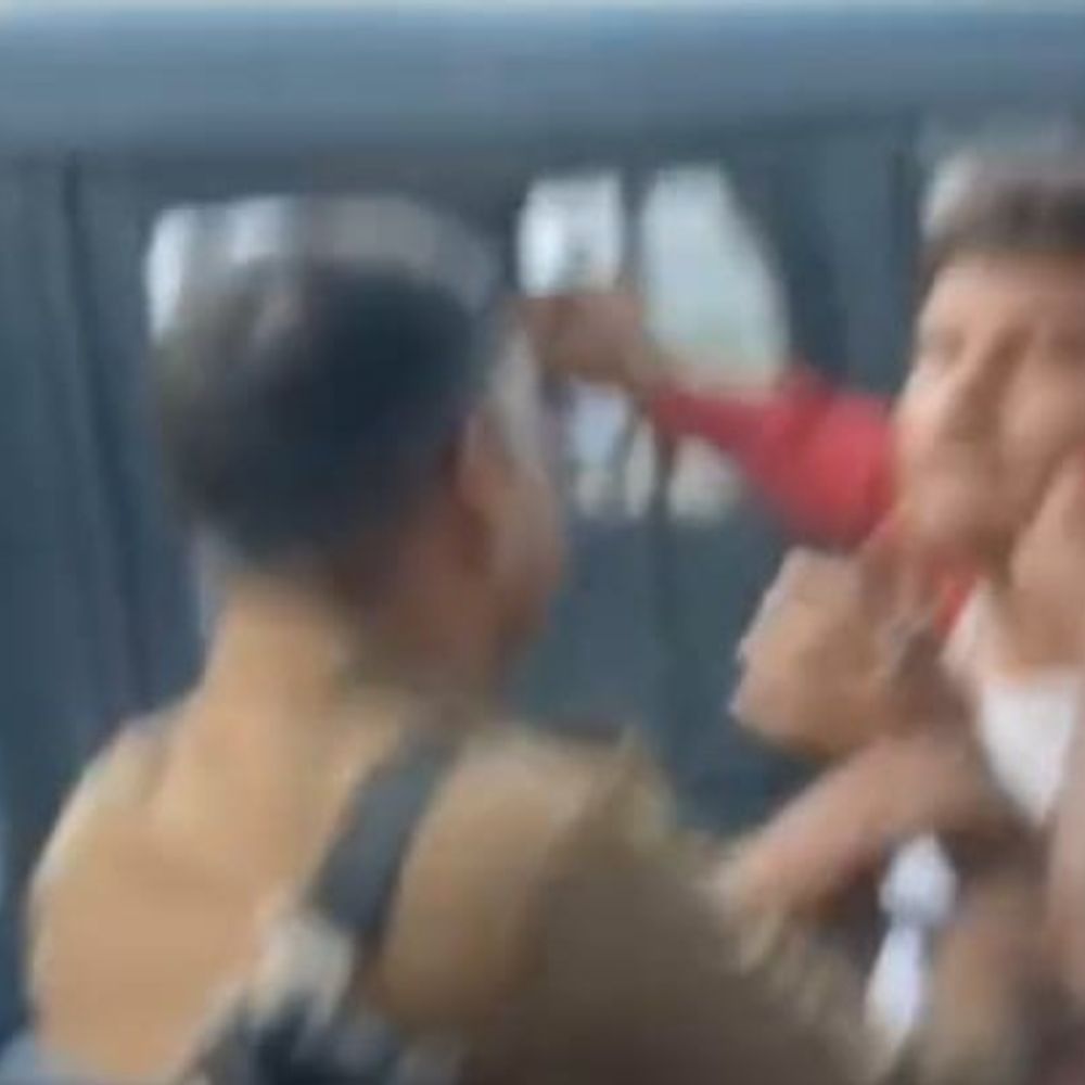 देवरिया में बोर्ड परीक्षा के बाद चौकी इंचार्ज से हाथापाई:वर्दी का बैज और नेम प्लेट नोची; भीड़ नियंत्रित करने के प्रयास में विवाद; वीडियो