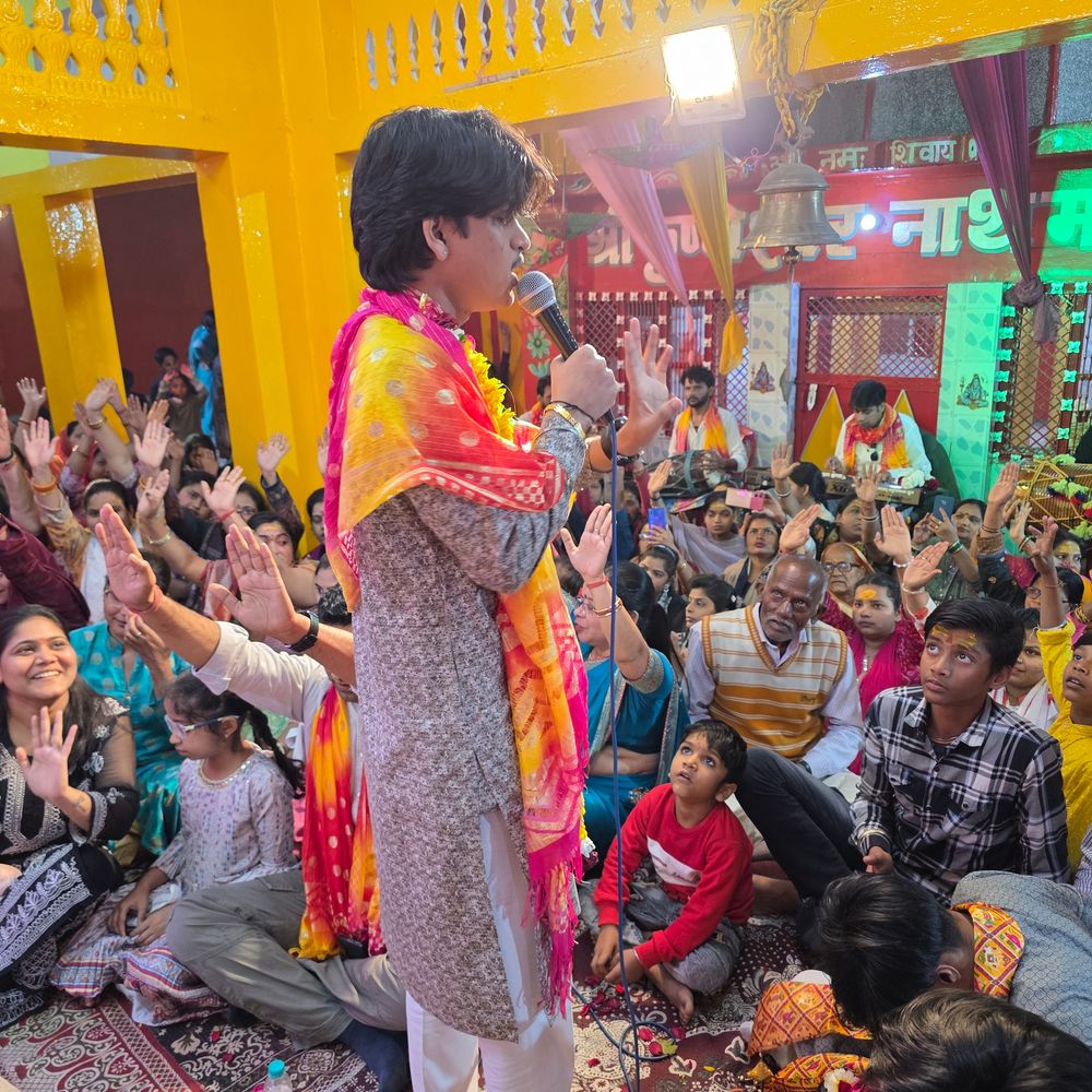 संभल में खाटू श्याम संकीर्तन, फूलों से सजा दरबार:दिल्ली, कोलकाता, बेंगलुरु के फूलों से हुआ बाबा का श्रृंगार, खेली फूलों की होली