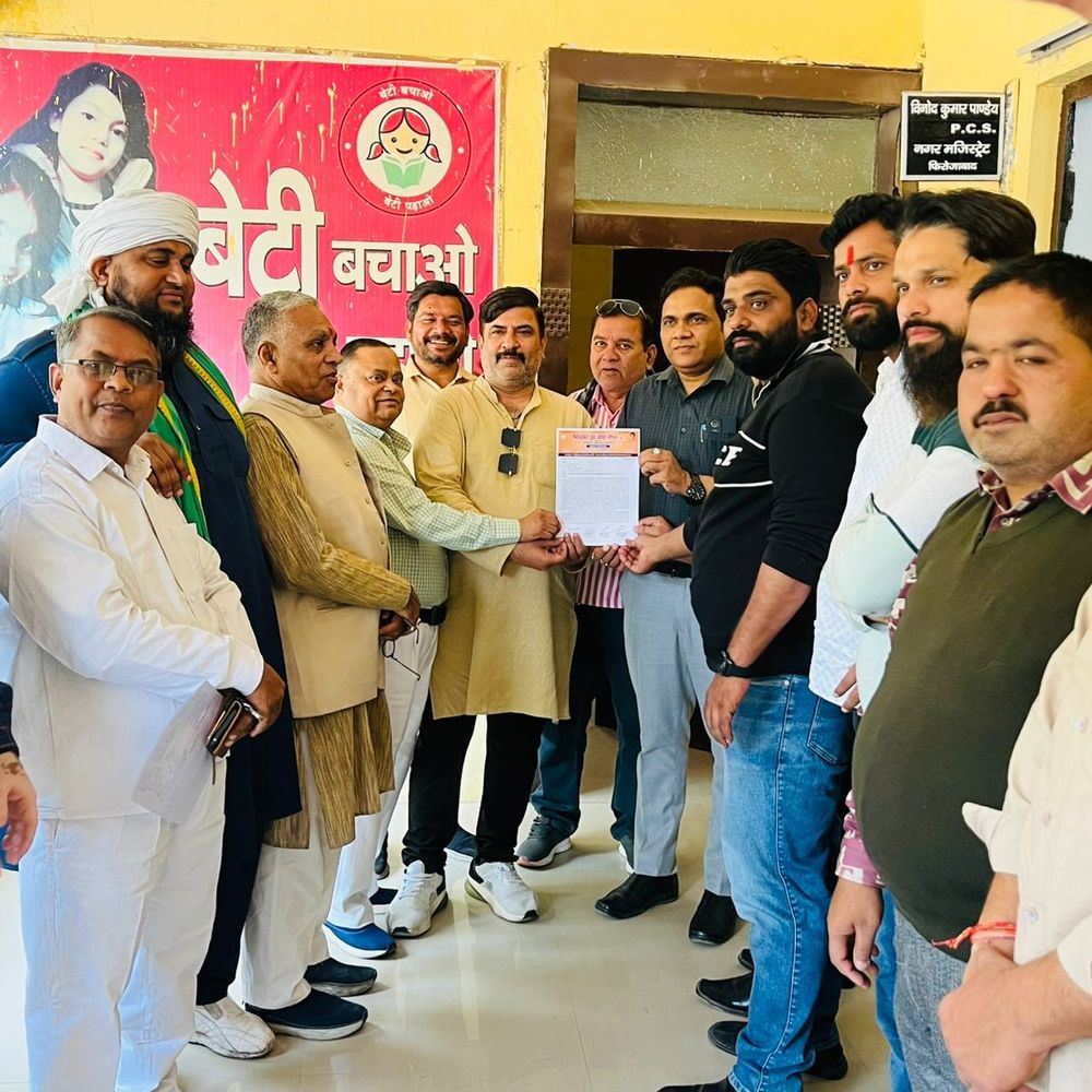 व्यापारियों का प्रदर्शन, चौकी इंचार्ज पर कार्रवाई की मांग:पुलिस पर उत्पीड़न और धन उगाही का आरोप, मुकदमे वापस लेने की चेतावनी