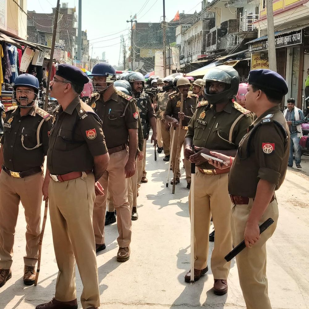 होली त्यौहार को लेकर अलर्ट, पुलिस का फ्लैग मार्च:हुड़दंगियों को कड़ी चेतावनी, जिले में व्यापक सुरक्षा व्यवस्था लागू