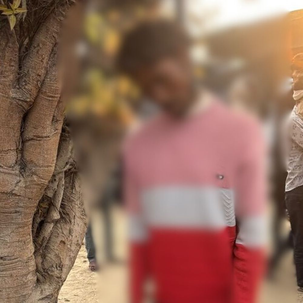 शाहजहांपुर में पेड़ से लटका मिला शव:क्षेत्र में सनसनी, पुलिस शव की कर रही जांच