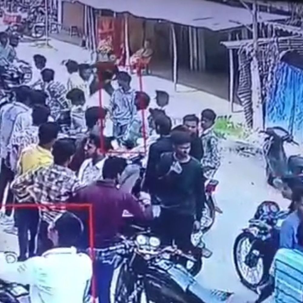 संतकबीरनगर में दिनदहाड़े फायरिंग, CCTV में कैद:मारपीट के दौरान पिस्टल निकालकर किया फायर, 5 लोग हिरासत में