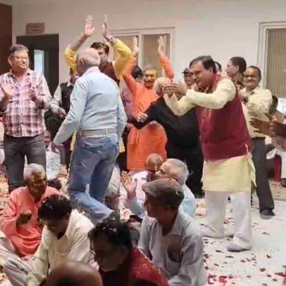 गोरखपुर में सीनियर सिटीजन ने खेली फूलों की होली:गीत-संगीत के साथ मनाया उत्सव, फाग गायन से गूंजा परिसर