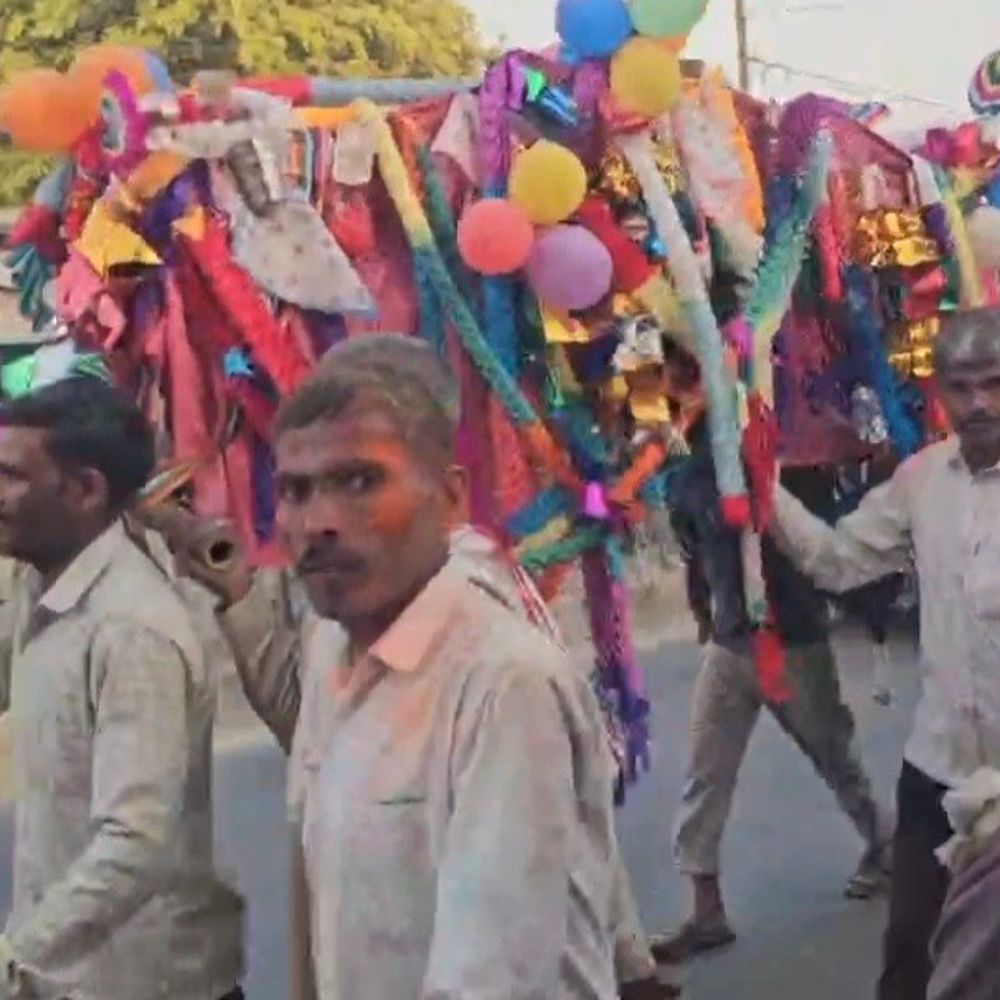 संभल में 90 वर्षीय दुलारी को अनोखी विदाई:रंग-गुलाल उड़ाते हुए होली गीतों के साथ निकली 10 KM लंबी अंतिम शवयात्रा, डीजे पर पर नाचे