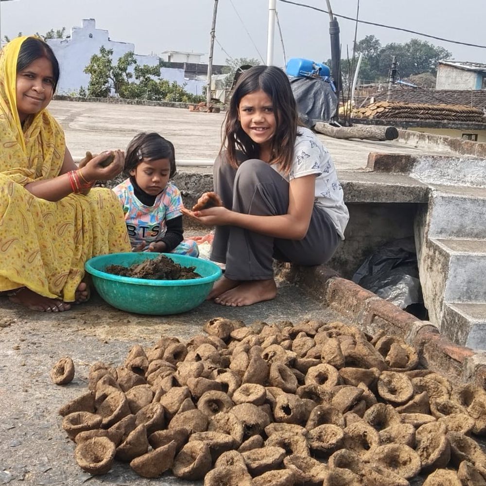होली की तैयारी शुरू, घर-घर बनने लगीं गोबर की मलरिया