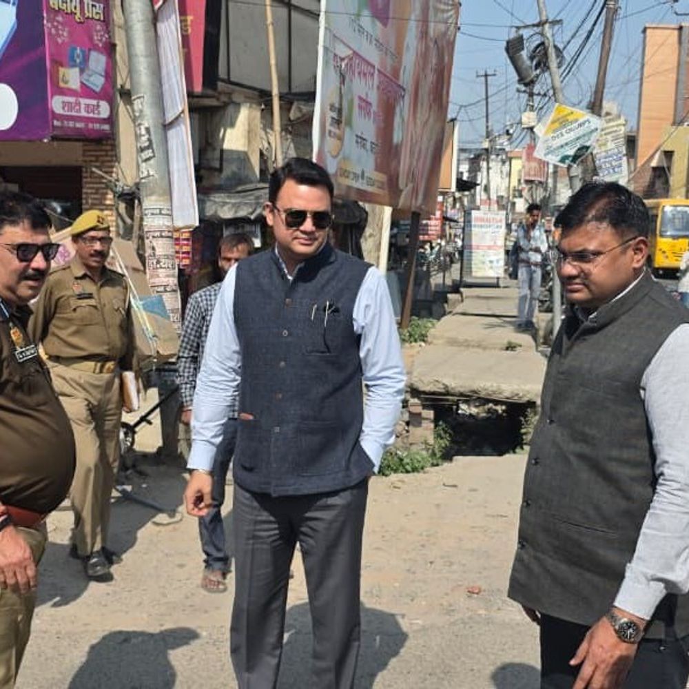 बदायूं में प्रशासन अलर्ट:होली से पहले डीएम-एसएसपी ने किया पैदल मार्च, सुरक्षा व्यवस्था का लिया जायजा