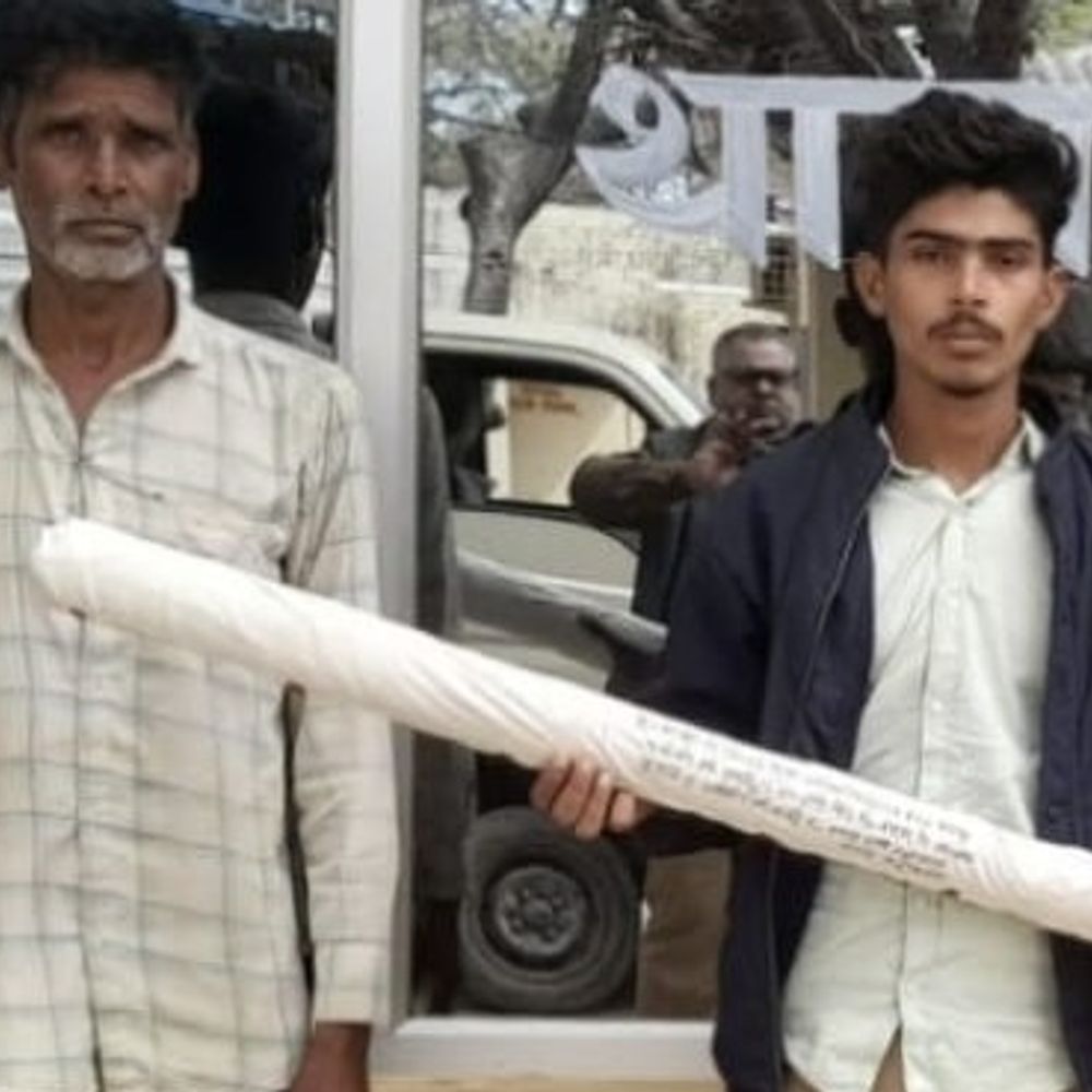 हत्या के मामले में फरार दो आरोपी गिरफ्तार:मोरंग डालने और पैसों के लेनदेन पर हुआ था विवाद, सिर पर डंडा मारकर ली थी जान