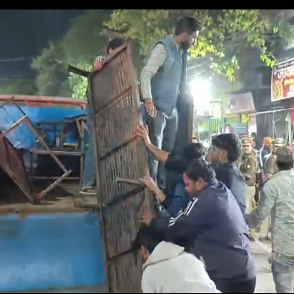 मुजफ्फरनगर में रात में चला अतिक्रमण हटाओ अभियान:SP सिटी की मौजूदगी में दुकानों का सामान जब्त