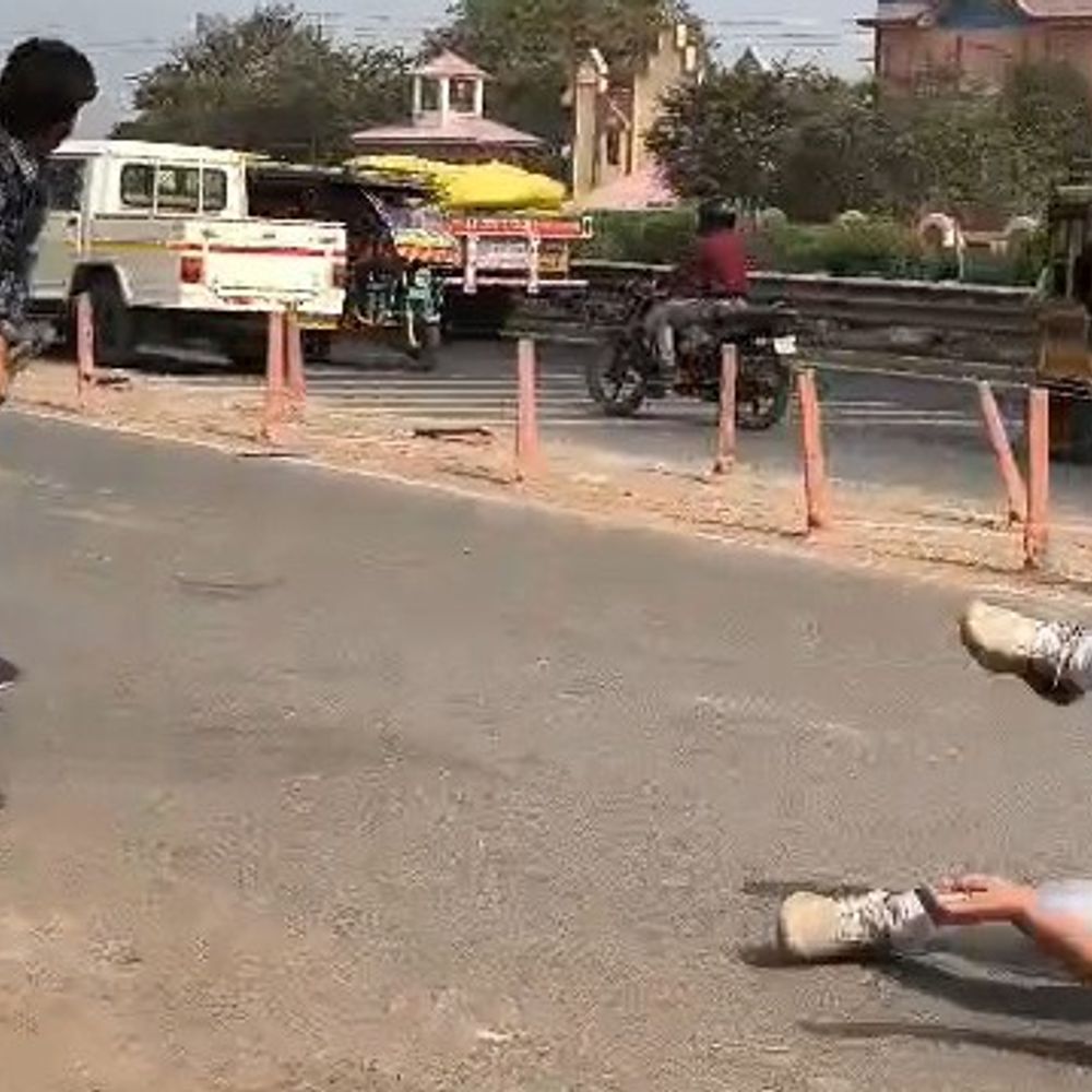 ग्राम समाज की जमीन पर कब्जे को लेकर फायरिंग:तीन लोग घायल, मुख्य आरोपी गिरफ्तार, आरोपियों के तलाश में जुटी पुलिस