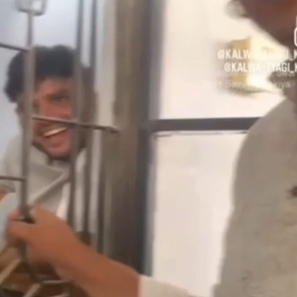 मेरठ में हिस्ट्रीशीटर की तलाश में गई पुलिस से मारपीट:11 लोगों पर गंभीर धाराओं में केस, पुराना वीडियो वायरल