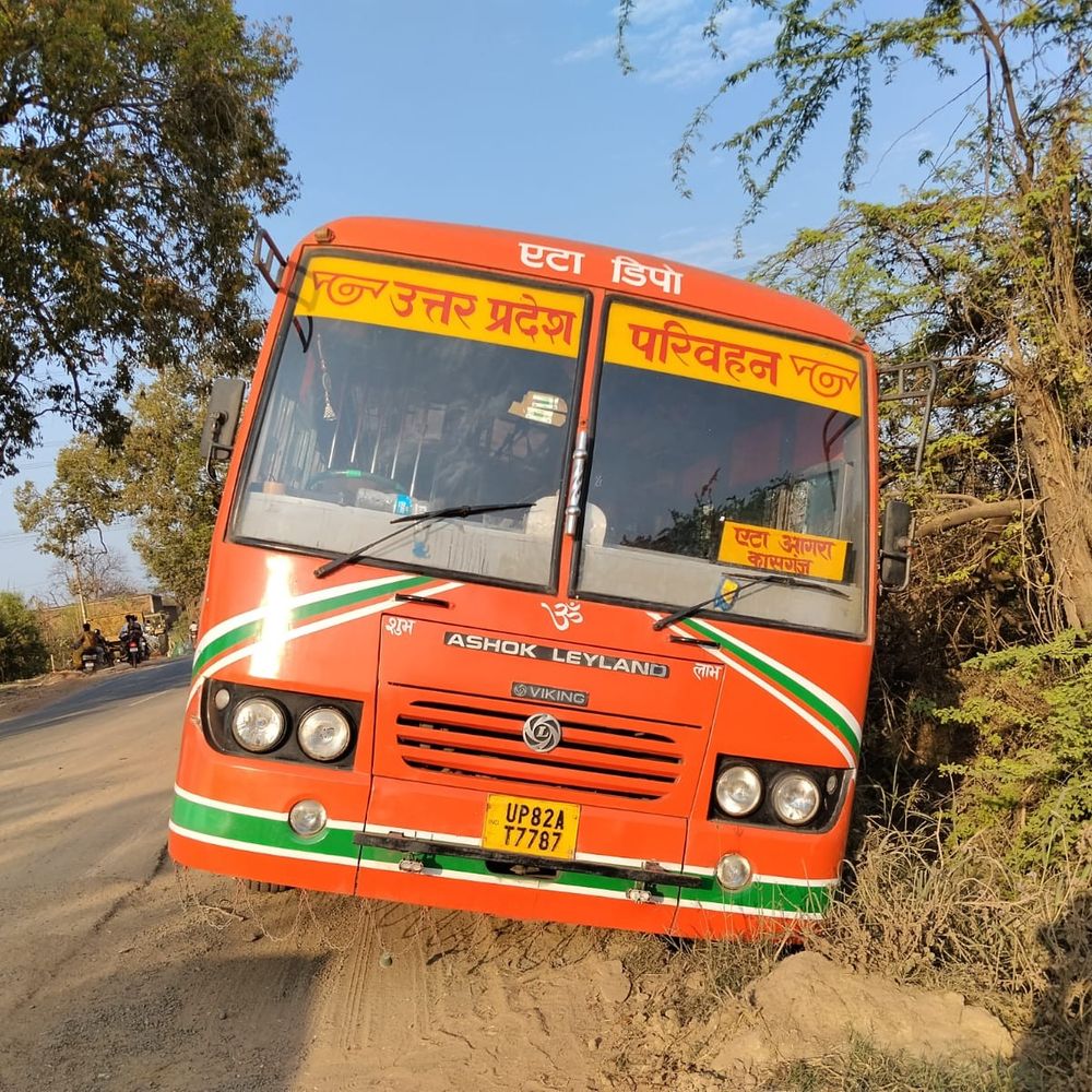 एटा में रोडवेज बस खाई में पलटी:स्कार्पियो बचाने के चक्कर में हुआ हादसा, यात्री सुरक्षित