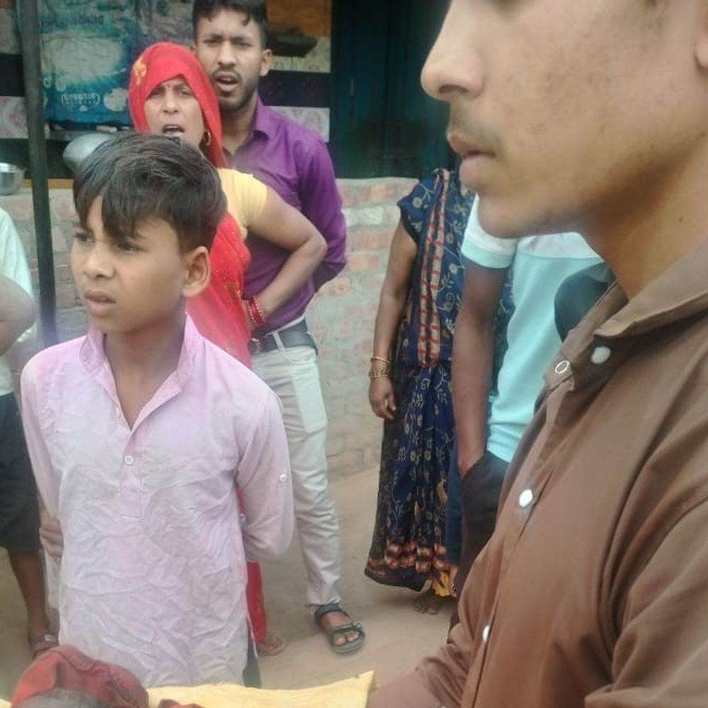 सरसों के खेत में मिली नवजात बच्ची:गांव वालों ने रोने की आवाज सुनी, पुलिस ने SNCU में भर्ती कराया