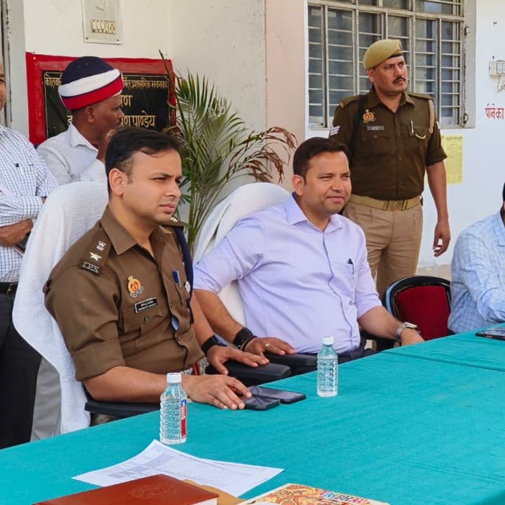 भदोही में आगामी पर्वों पर शांति समिति की बैठक:डीएम-एसपी ने भाईचारे की अपील की, बिना अनुमति जुलूस पर रोक