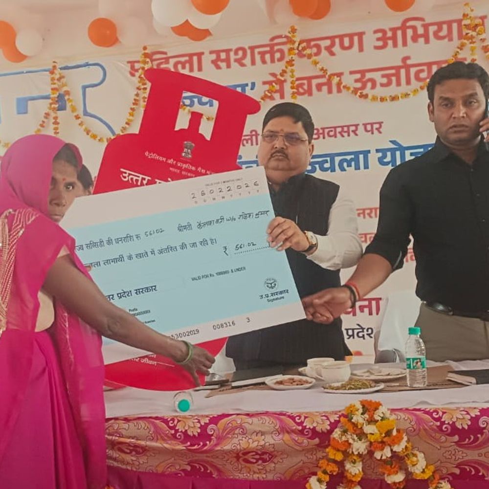 कासगंज में 5 उज्ज्वला लाभार्थियों को निःशुल्क सिलेंडर रिफिल सब्सिडी:जिला पंचायत अध्यक्ष रत्नेश कश्यप ने प्रतीकात्मक चेक वितरित किए