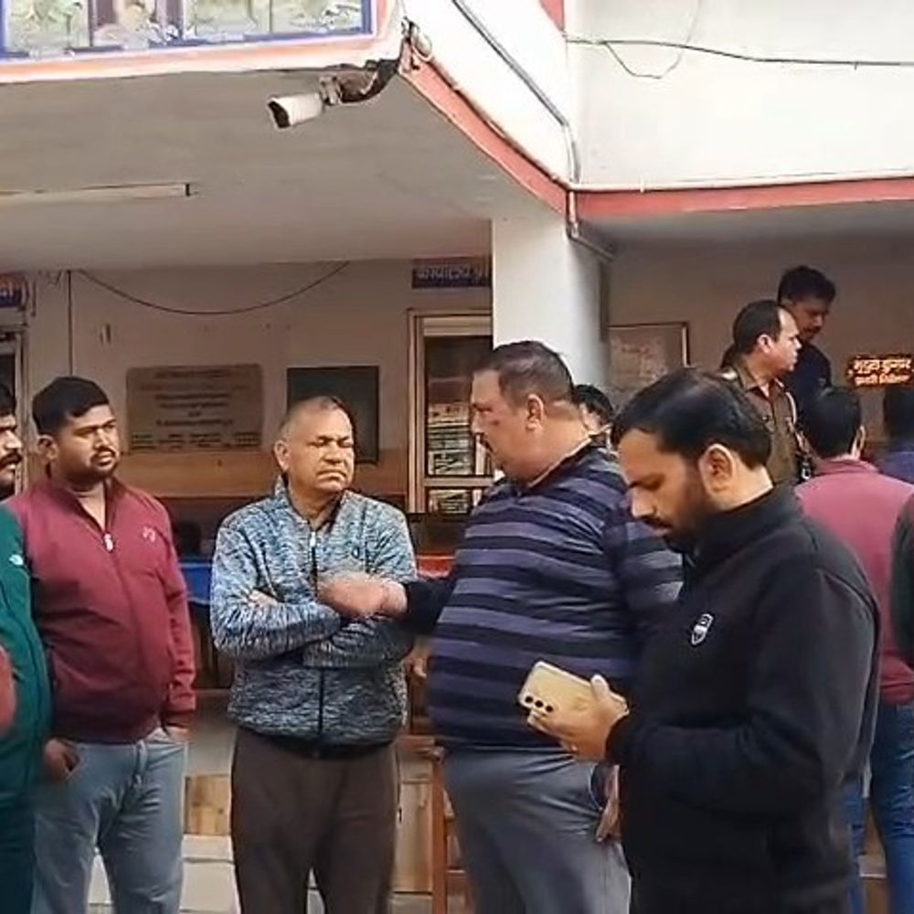 तेज रफ्तार वाहन ने बाइक सवार बुजुर्ग को कुचला, मौत:बिजनौर के धामपुर-नूरपुर मार्ग पर हादसा, होली का सामान लेकर जा रहे थे बेटी के घर