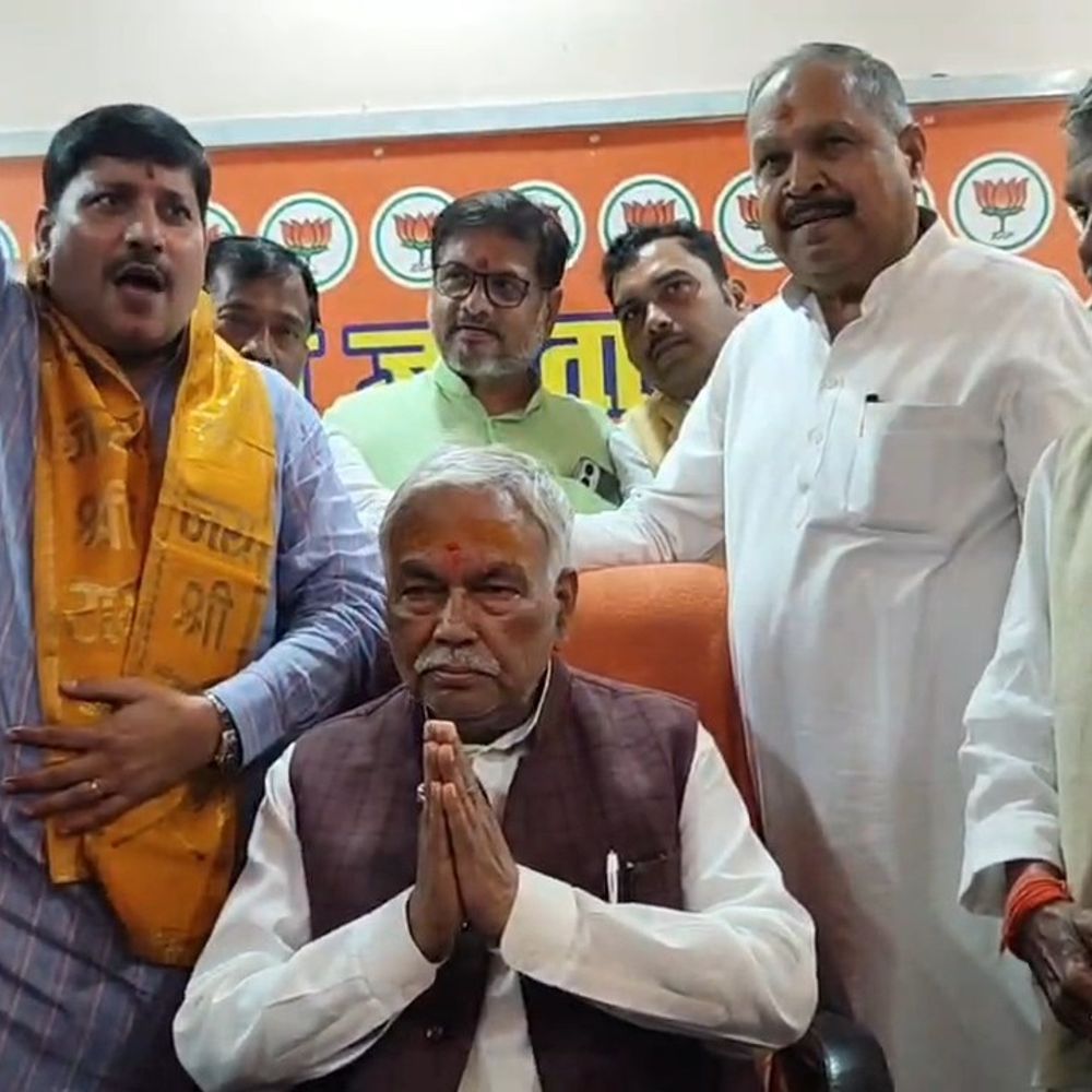 भाजपा जिलाध्यक्ष अकबाल बहादुर तिवारी ने संभाला पदभार:कार्यालय में हवन पूजन, शंखनाद के साथ जनप्रतिनिधियों ने कुर्सी पर बैठाया