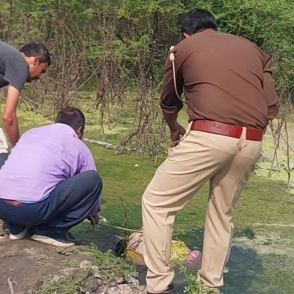 पनकी मंदिर के पास नाले में महिला का शव मिला:कंबल में लिपटी थी बॉडी, हाथ पर RN लिखा; हत्या कर फेंकने का शक