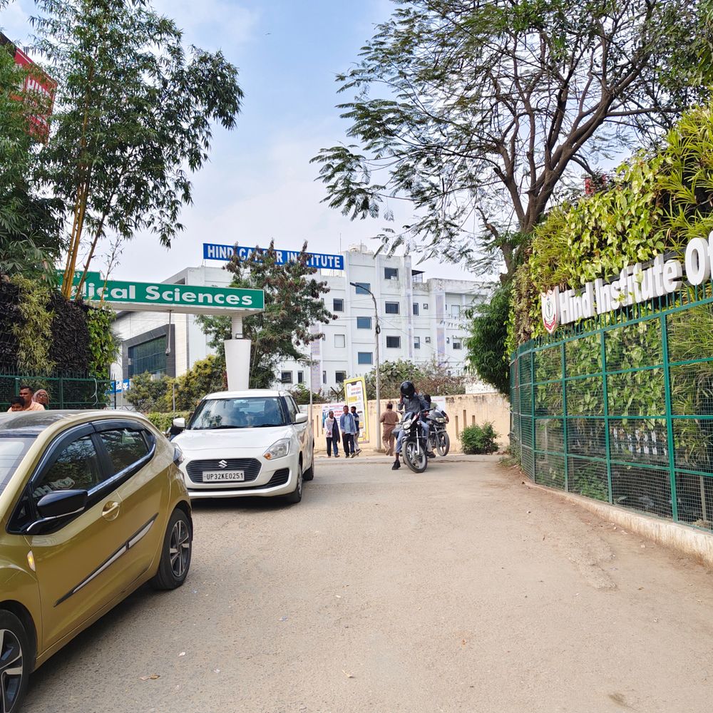 हिन्द मेडिकल कॉलेज में विवाद,पूर्व अध्यक्ष-चेयरपर्सन को गेट पर रोका:प्रबंधन पर अवैध कब्जे और तख्तापलट का आरोप