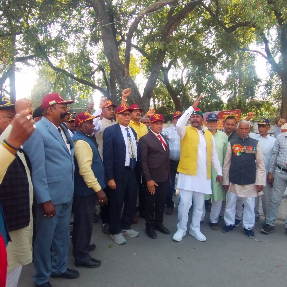 बलिया में जिलाधिकारी कार्यक्रम में नहीं पहुंचे:पूर्व सैनिकों ने जताया विरोध, बोले- हमारा अपमान किया गया