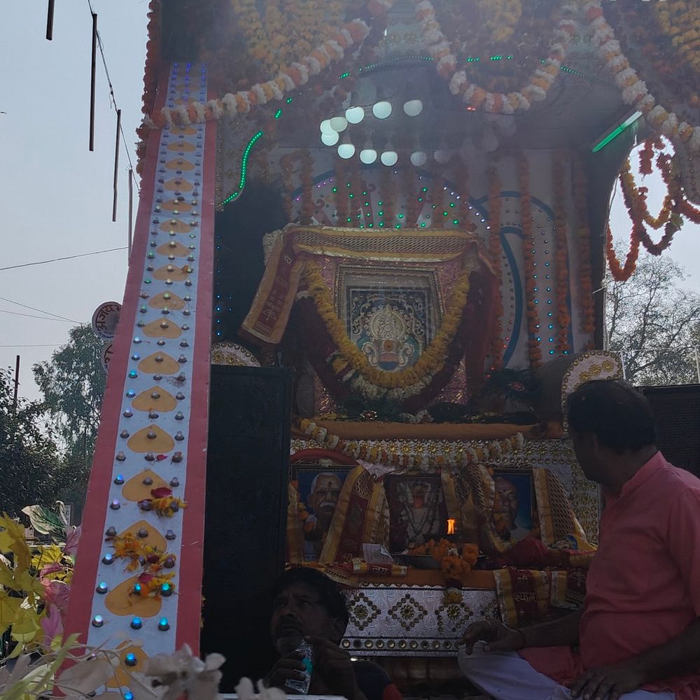 हाथरस में निकली खाटू श्याम निशान यात्रा:झांकियों का जगह-जगह हुआ स्वागत, बड़ी संख्या में श्रद्धालु उमड़े