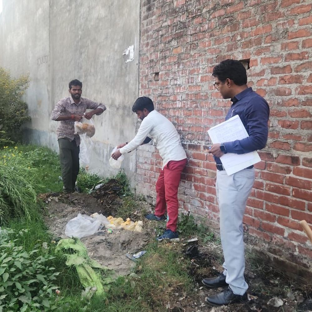 अंबेडकरनगर में खाद्य सुरक्षा विभाग का विशेष अभियान:10 नमूने लिए, 75 किलो खोया नष्ट; दुकानों को को नोटिस जारी