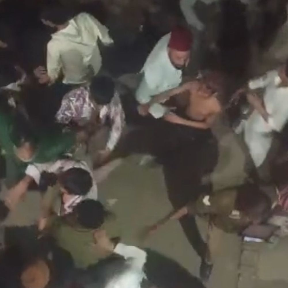 बागपत में जमीनी विवाद पर दो पक्षों में खूनी संघर्ष:मुगलपुरा मोहल्ले में कई घायल, पुलिस जांच में जुटी