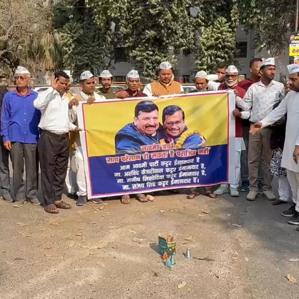 शराब घोटाला मामले में AAP नेता बरी:प्रयागराज में पार्टी कार्यकर्ताओं ने मनाया जश्न, बताया सत्य की जीत