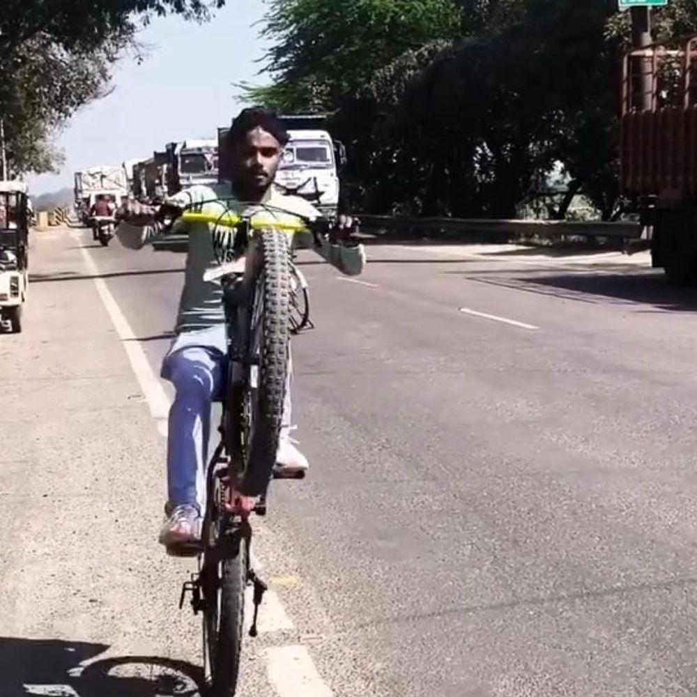 हमीरपुर में एक पहिए पर साइकिल चलाने का VIDEO:जान जोखिम में डाल कर यमुना-बेतवा पुल पर किया स्टंट