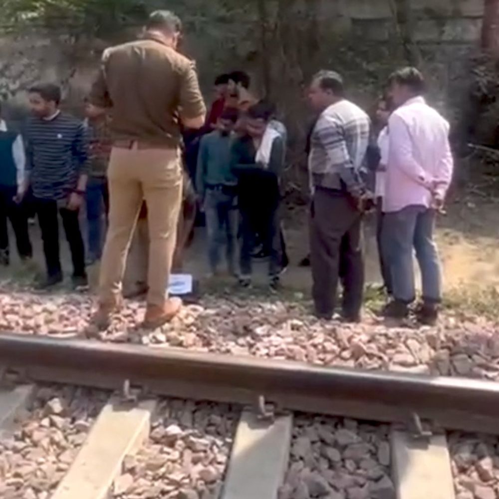 गाजियाबाद में ट्रेन से कटकर युवक की मौत:ट्रैक पर चलते समय कान में ईयरफोन लगाए हुआ था युवक